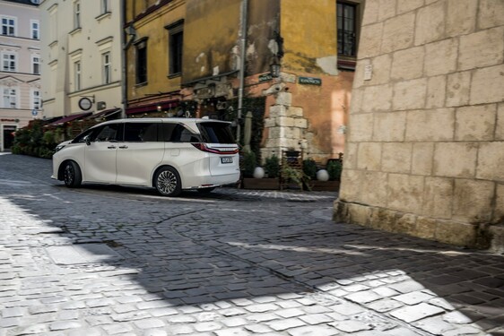 Lexus LM