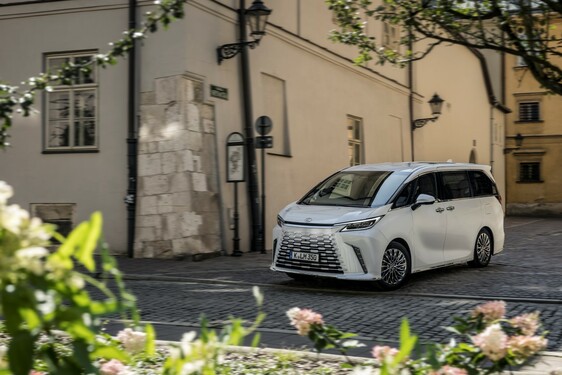 Lexus LM