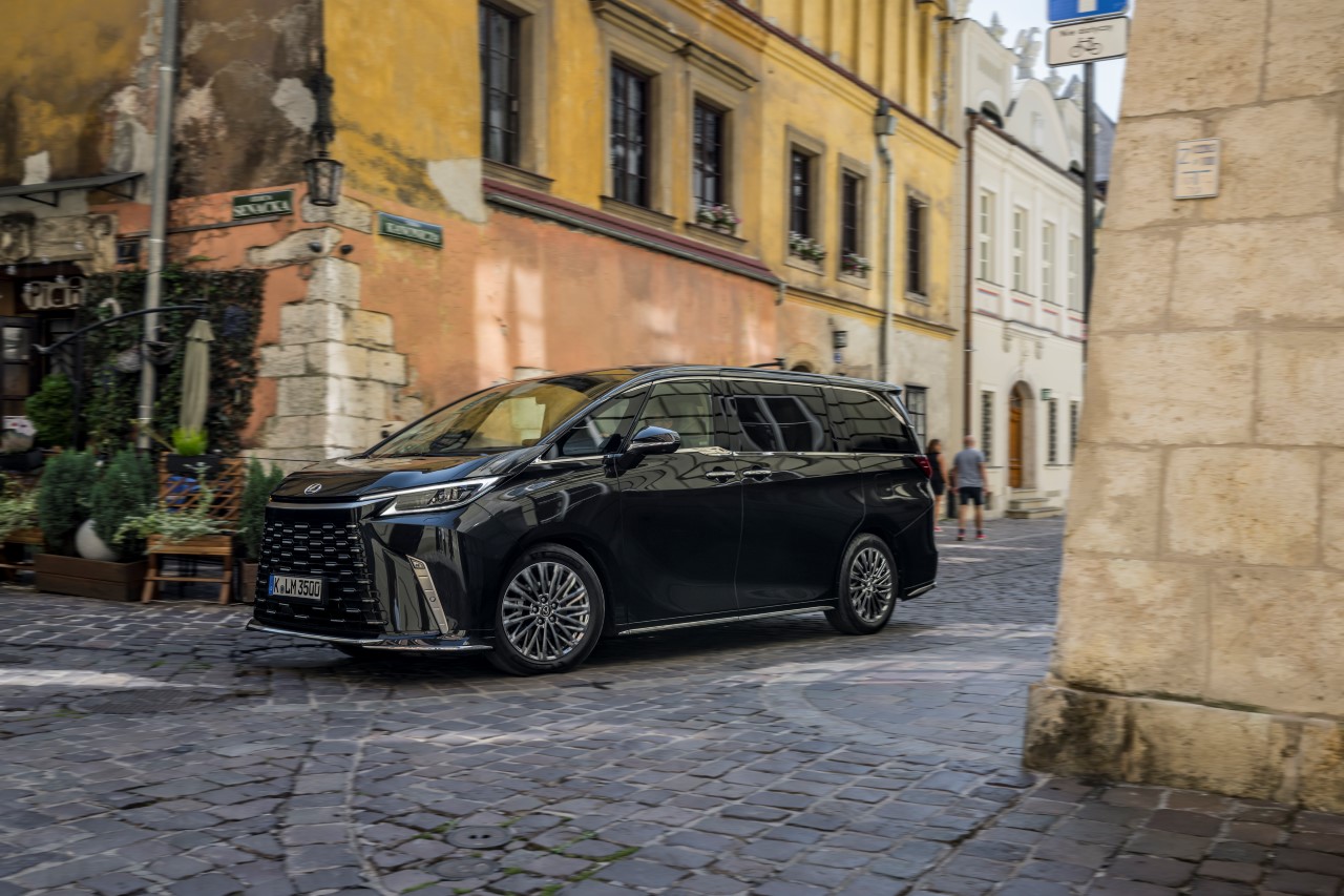 DUŻE ZAINTERESOWANIE NOWYM LEXUSEM LM. CZTERY TYSIĄCE OSÓB NA POKAZACH