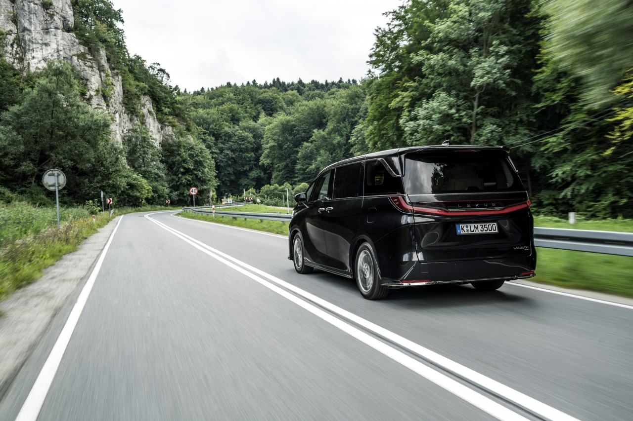 DUŻE ZAINTERESOWANIE NOWYM LEXUSEM LM. CZTERY TYSIĄCE OSÓB NA POKAZACH