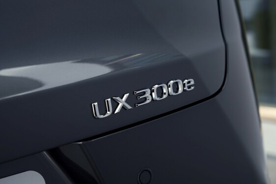 UX 300e 2023