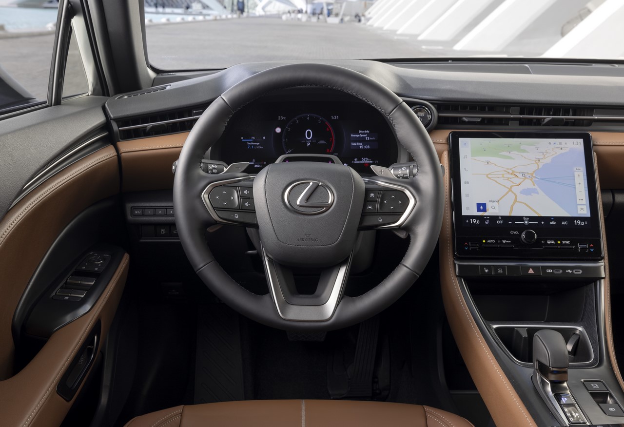 HYBRYDOWE LEXUSY Z SYSTEMEM, KTÓRY OBNIŻA ZUŻYCIE PALIWA