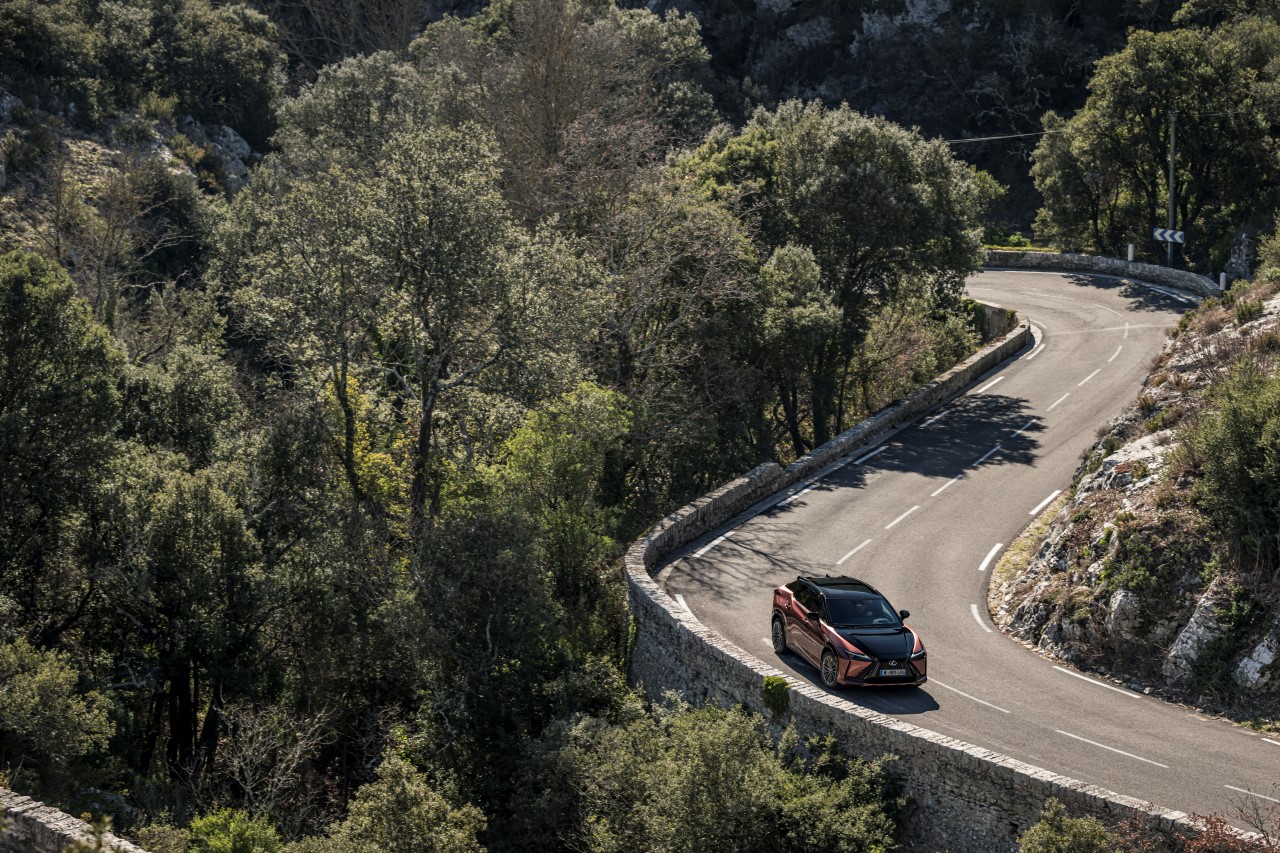 ELEKTRYCZNY LEXUS RZ Z WYRÓŻNIENIEM „GREEN CHOICE”