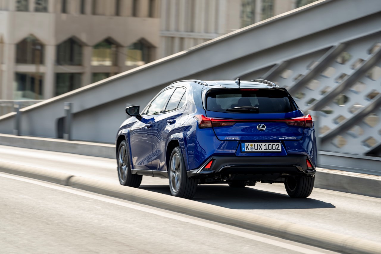 NOWY LEXUS UX 300h 2024