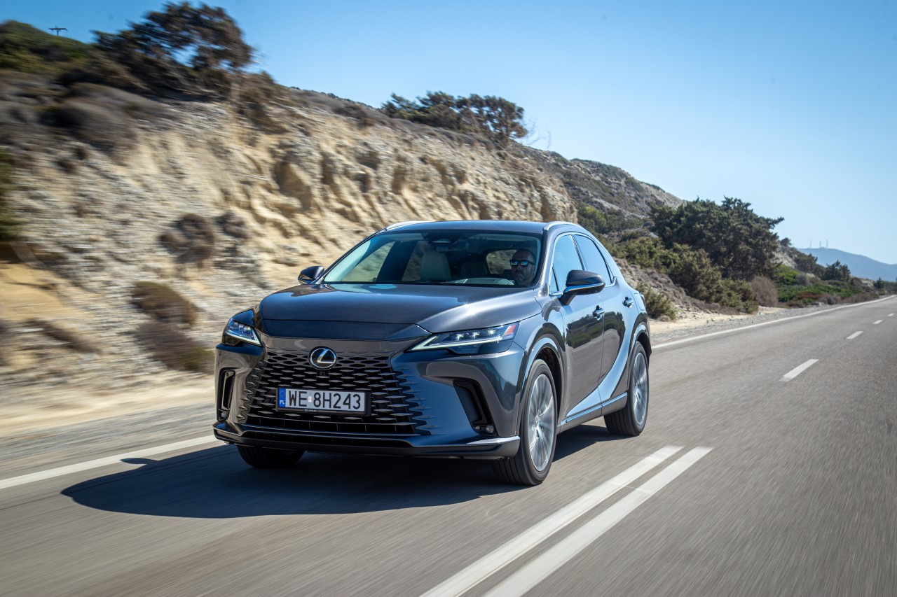 CO DRUGI LEXUS SPRZEDAWANY NA ŚWIECIE MA ZELEKTRYFIKOWANY NAPĘD