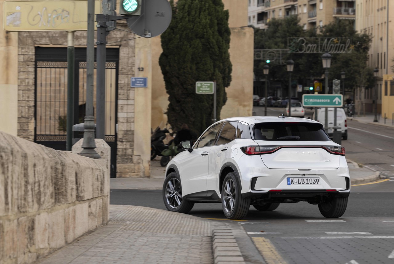 CO DRUGI LEXUS SPRZEDAWANY NA ŚWIECIE MA ZELEKTRYFIKOWANY NAPĘD