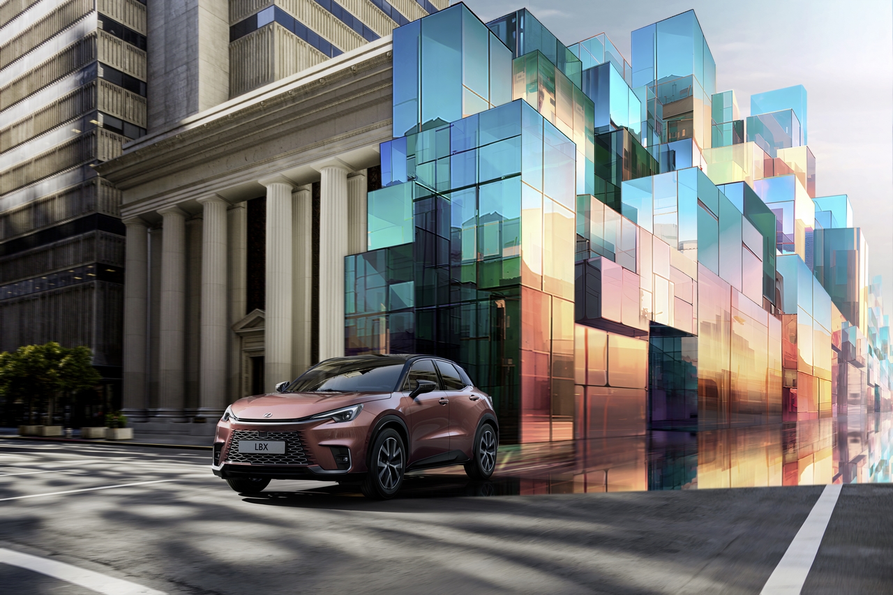 LEXUS LBX I GWIAZDY SZTUKI CYFROWEJ. WYJĄTKOWA KAMPANIA Z MIEJSKIM CROSSOVEREM W ROLI GŁÓWNEJ