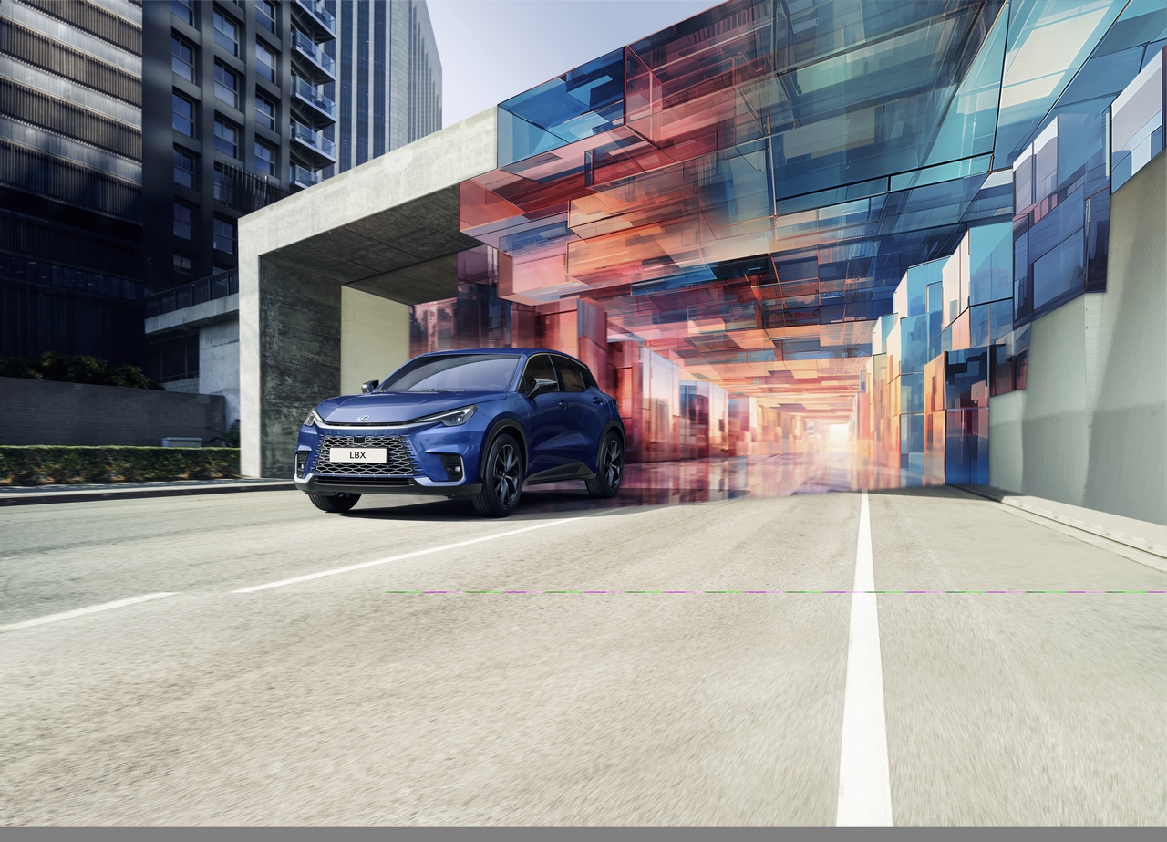 LEXUS LBX I GWIAZDY SZTUKI CYFROWEJ. WYJĄTKOWA KAMPANIA Z MIEJSKIM CROSSOVEREM W ROLI GŁÓWNEJ