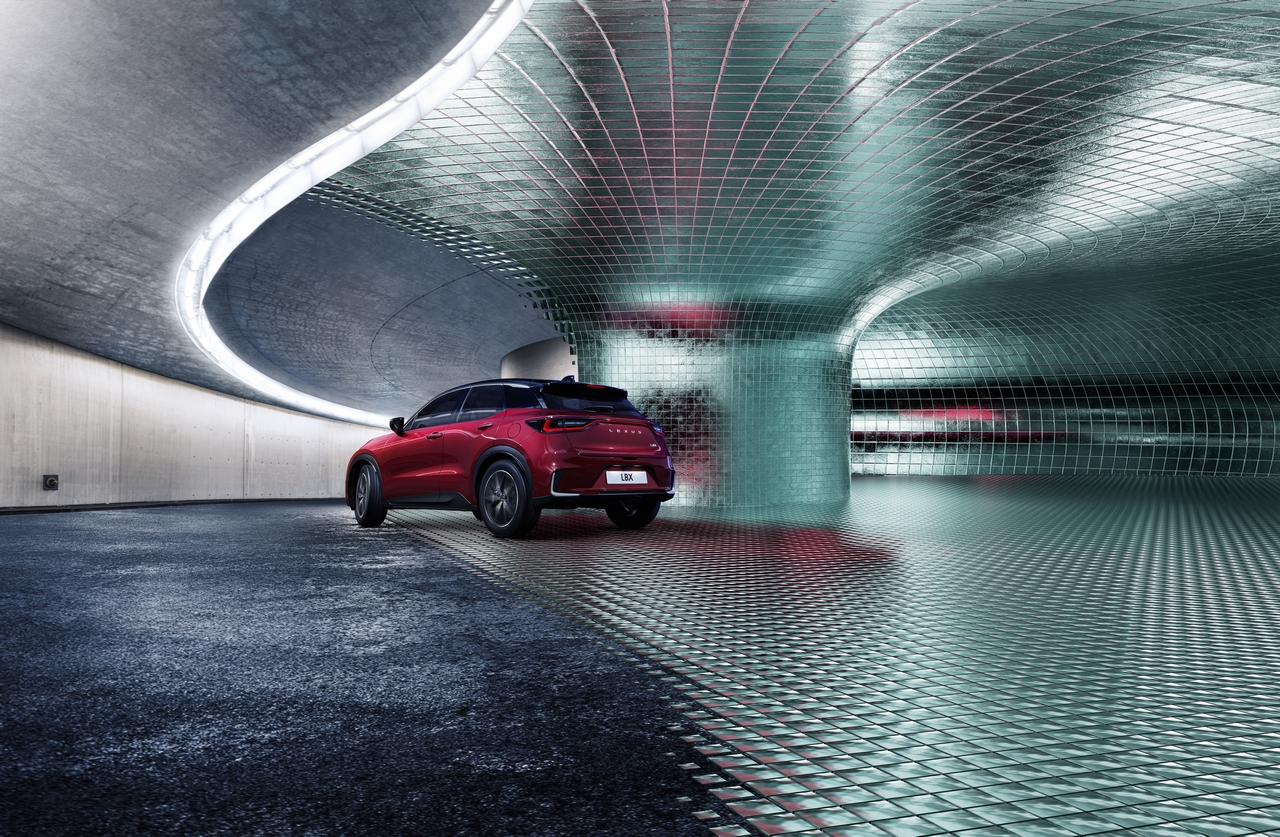 LEXUS LBX I GWIAZDY SZTUKI CYFROWEJ. WYJĄTKOWA KAMPANIA Z MIEJSKIM CROSSOVEREM W ROLI GŁÓWNEJ