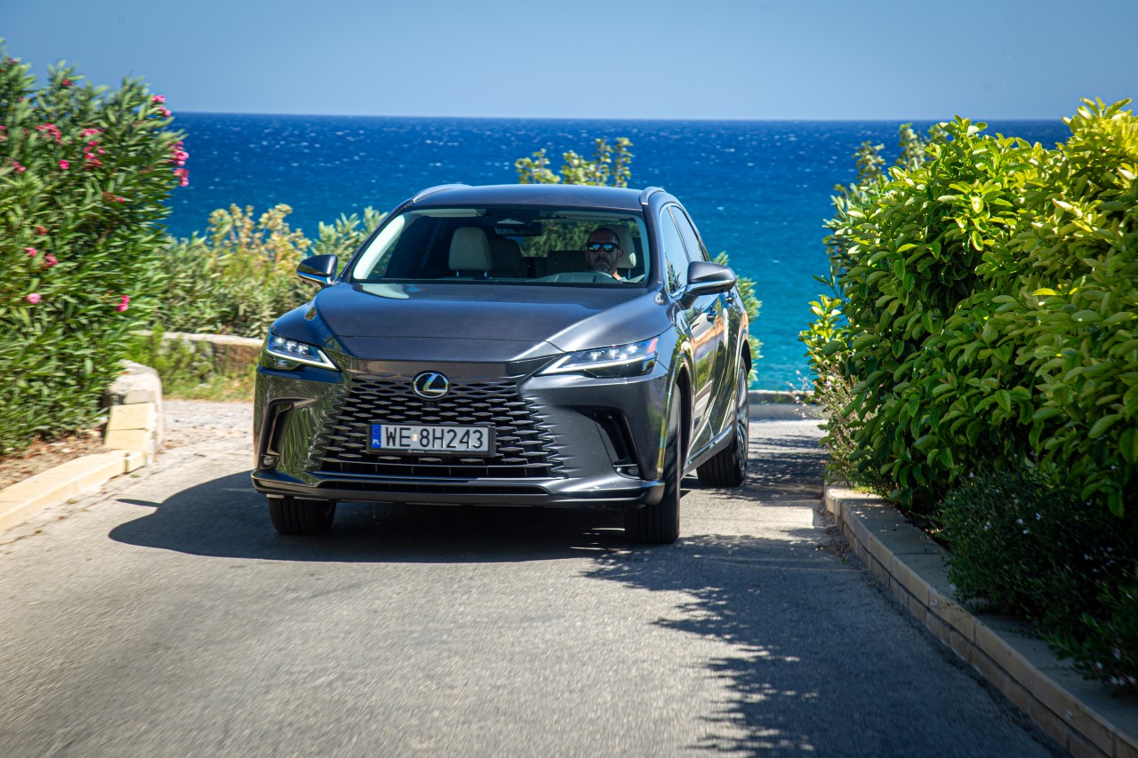 LEXUS RX Z NISKĄ DOPŁATĄ DO DYNAMICZNEJ I WYDAJNEJ HYBRYDY PLUG-IN