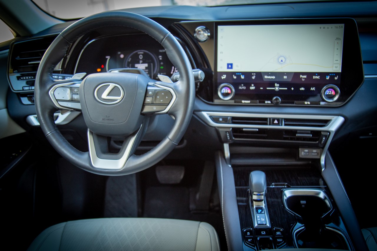 LEXUS RX Z NISKĄ DOPŁATĄ DO DYNAMICZNEJ I WYDAJNEJ HYBRYDY PLUG-IN