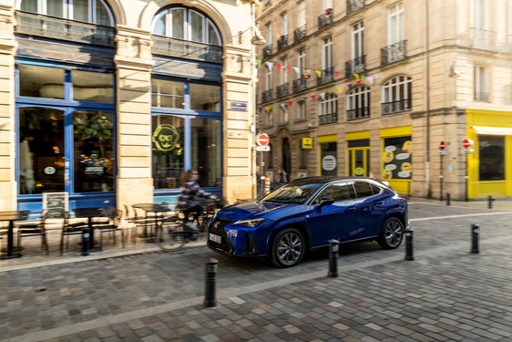 Lexus UX 2024