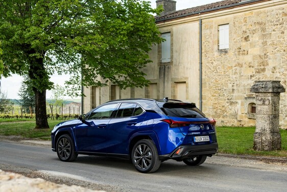 Lexus UX 2024