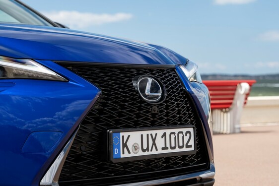 Lexus UX 2024