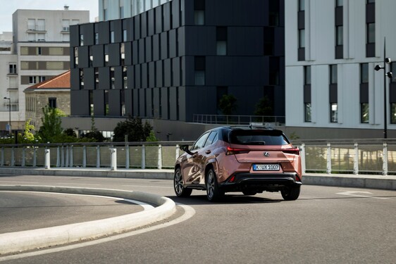 Lexus UX 2024