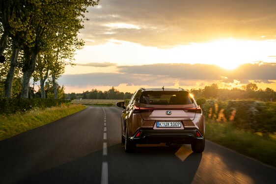 Lexus UX 2024