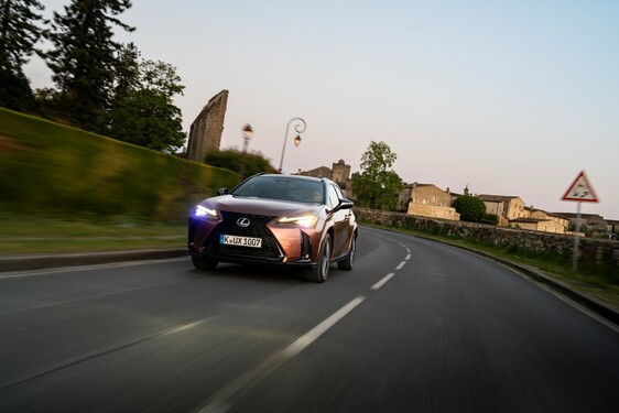 Lexus UX 2024