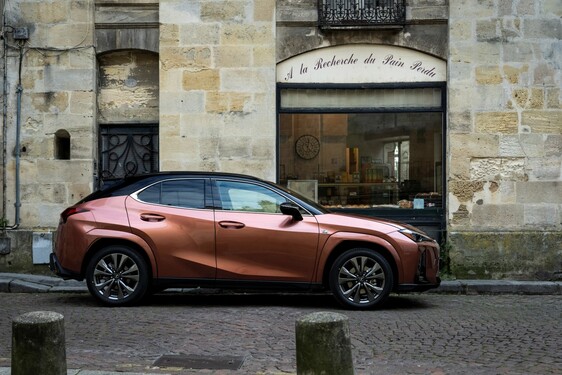 Lexus UX 2024