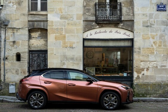 Lexus UX 2024