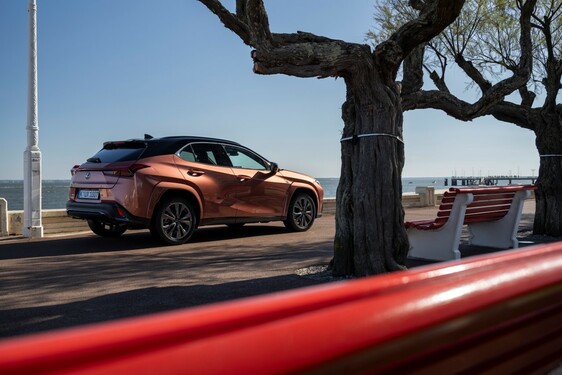 Lexus UX 2024