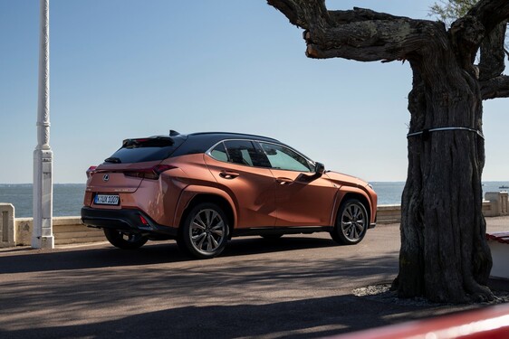 Lexus UX 2024