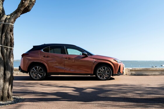 Lexus UX 2024