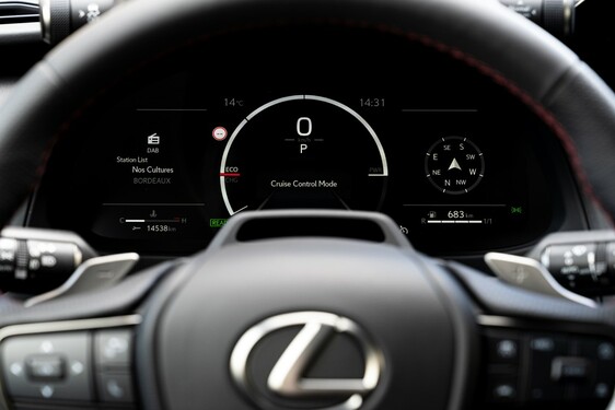 Lexus UX 2024