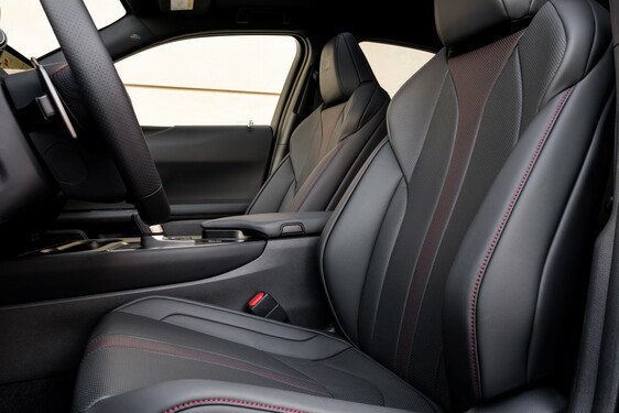 Lexus UX 2024