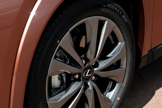 Lexus UX 2024