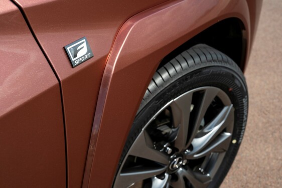 Lexus UX 2024