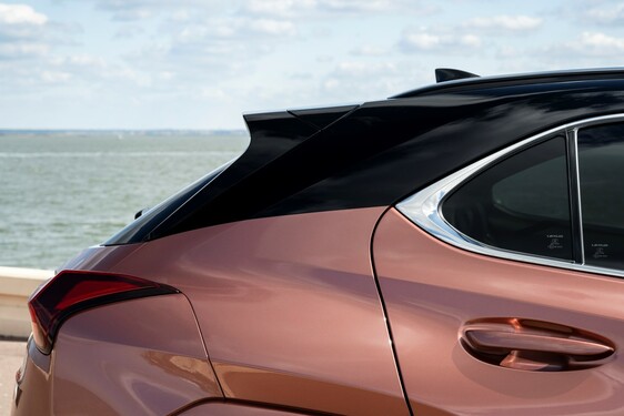Lexus UX 2024