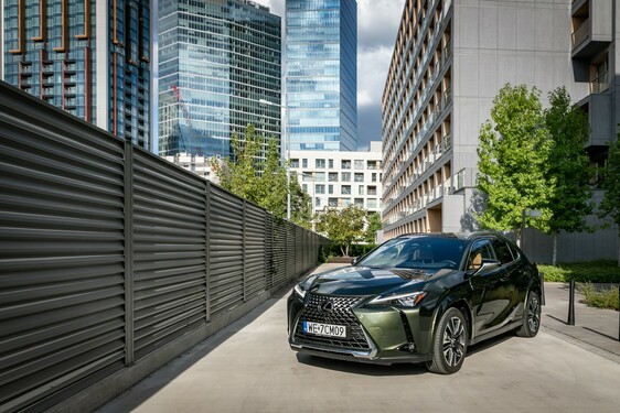 Lexus UX 2024