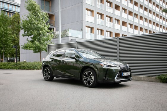 Lexus UX 2024