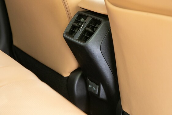 Lexus UX 2024