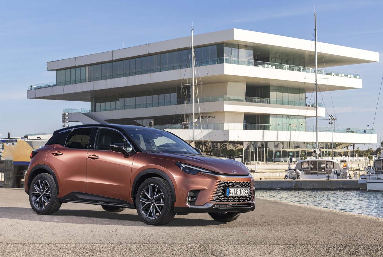 LEXUS NX LIDEREM KLASY PREMIUM W MAJU. LBX Z DEBIUTEM W TOP 10