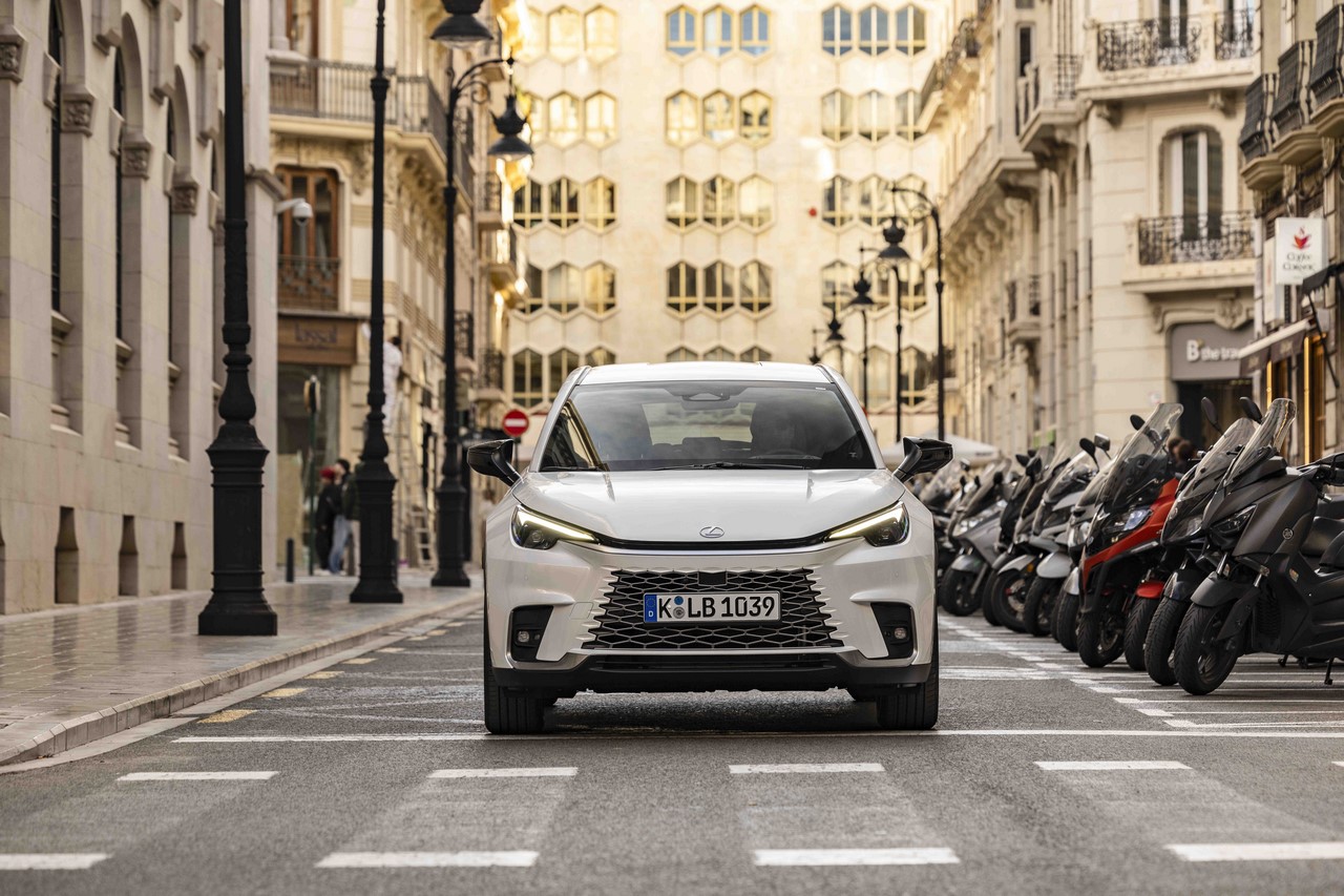 LEXUS NX LIDEREM KLASY PREMIUM W MAJU. LBX Z DEBIUTEM W TOP 10