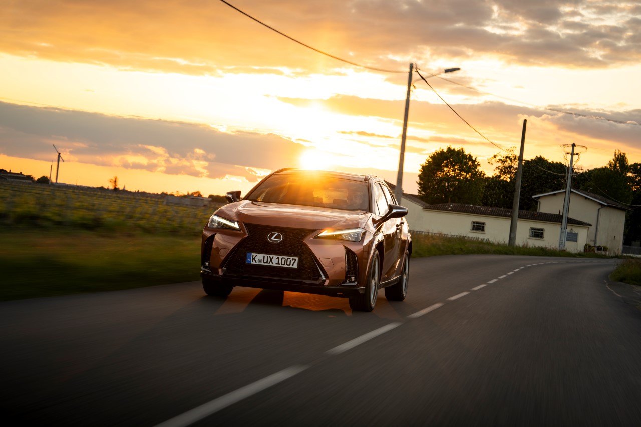 LEXUS UX 300h Z PAKIETEM KORZYŚCI. ATRAKCYJNE FINANSOWANIE I BOGATO WYPOSAŻONE WERSJE