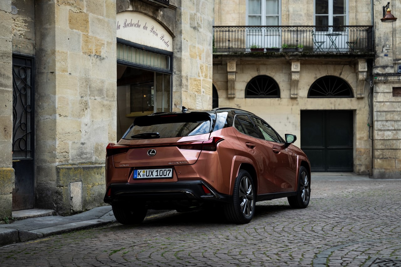 LEXUS UX 300h Z PAKIETEM KORZYŚCI. ATRAKCYJNE FINANSOWANIE I BOGATO WYPOSAŻONE WERSJE