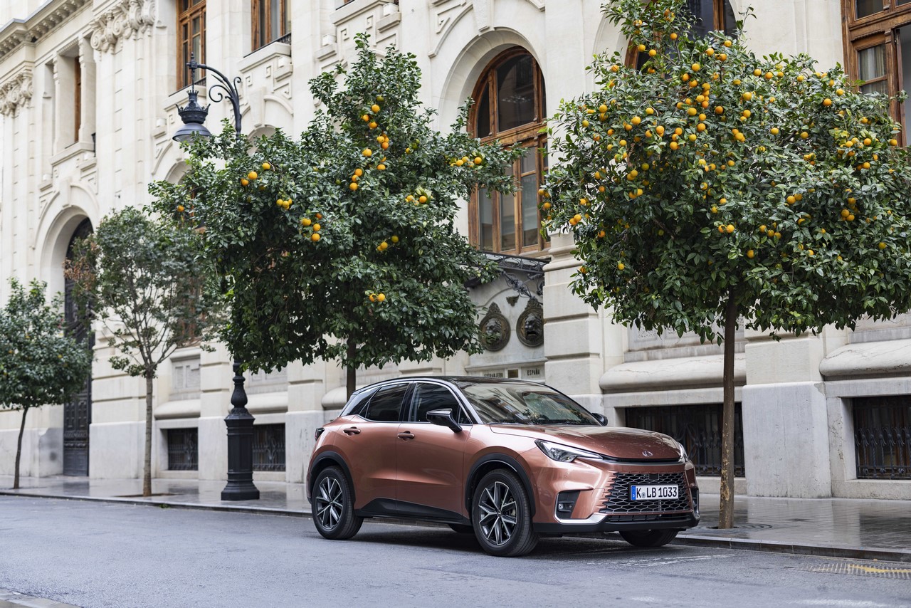 SAMOCHODY LEXUSA IDEALNE DLA BIZNESU. NISKIE KOSZTY UŻYTKOWANIA I WYSOKA WARTOŚĆ REZYDUALNA