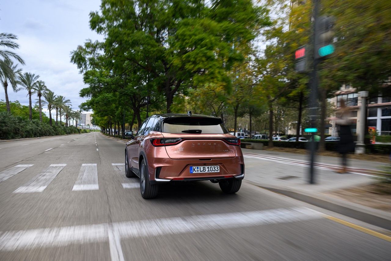 SAMOCHODY LEXUSA IDEALNE DLA BIZNESU. NISKIE KOSZTY UŻYTKOWANIA I WYSOKA WARTOŚĆ REZYDUALNA