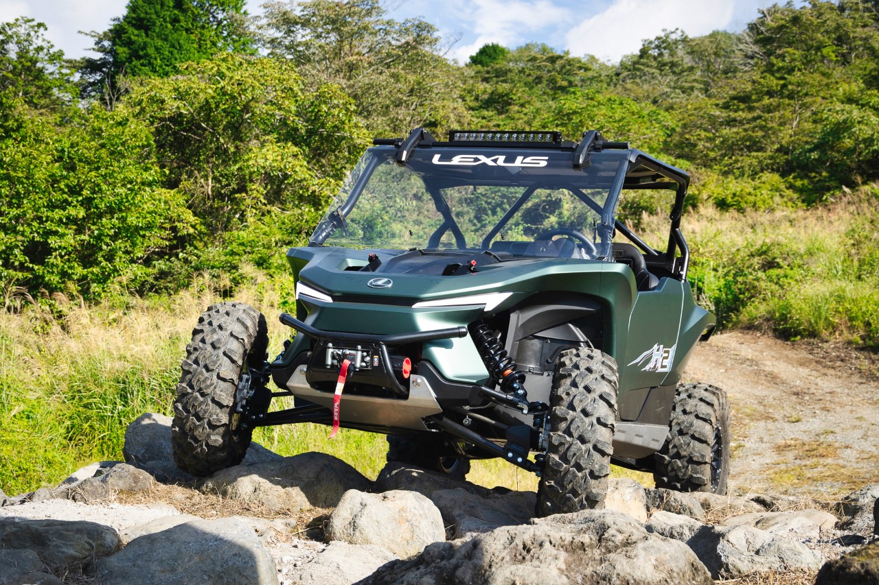 PROTOTYPOWY LEXUS ROV Z INNOWACYJNĄ POWŁOKĄ PRZEDNIEJ SZYBY. PIERWSZE TAKIE ROZWIĄZANIE NA ŚWIECIE