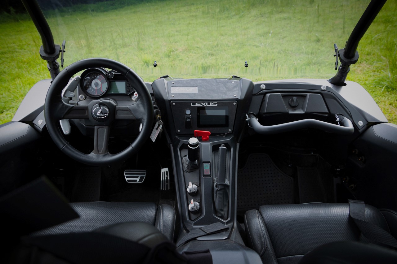 PROTOTYPOWY LEXUS ROV Z INNOWACYJNĄ POWŁOKĄ PRZEDNIEJ SZYBY. PIERWSZE TAKIE ROZWIĄZANIE NA ŚWIECIE