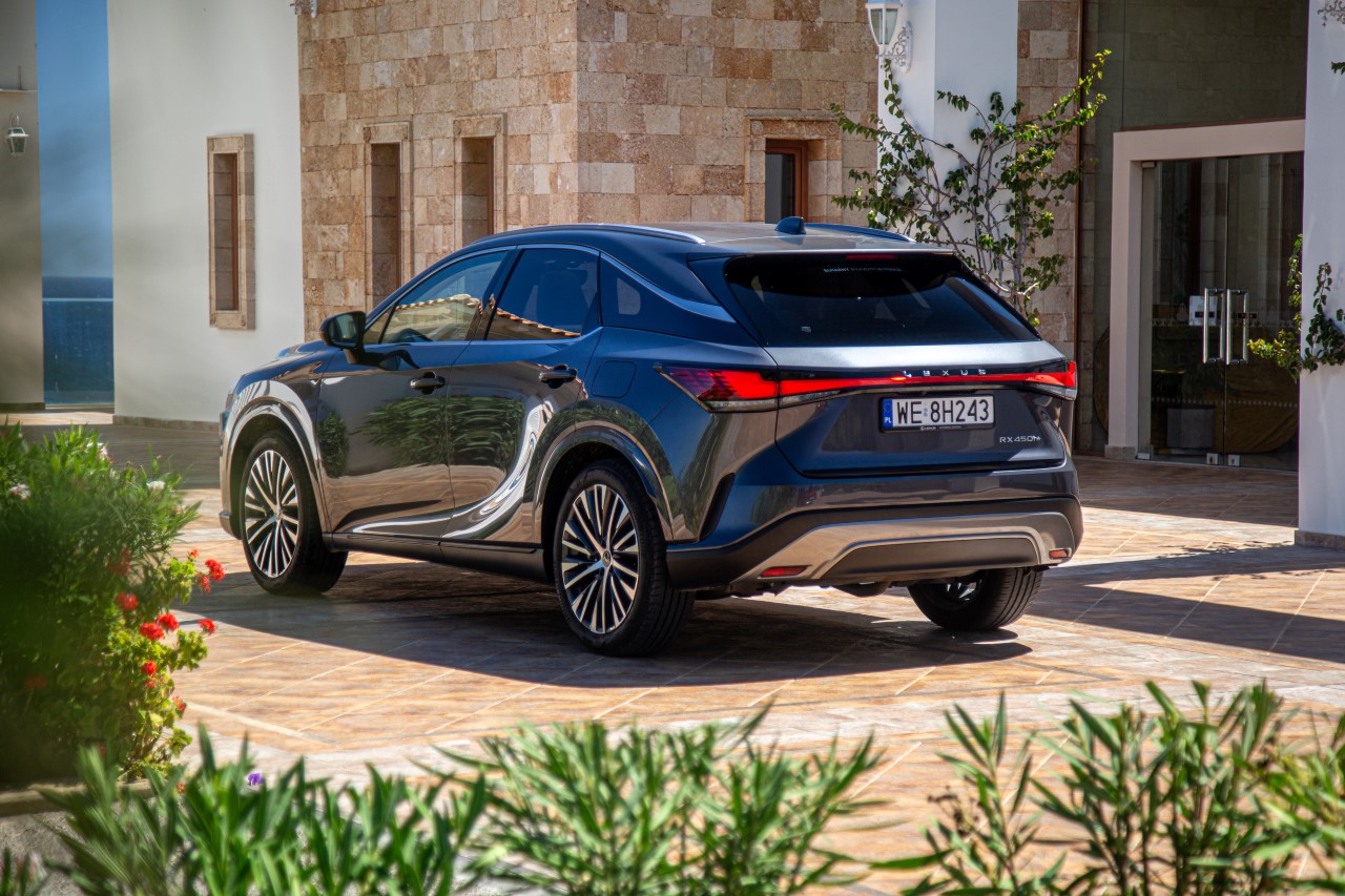 RX W NOWEJ OFERCIE SPECJALNEJ. FLAGOWY SUV LEXUSA OD 297 600 ZŁ