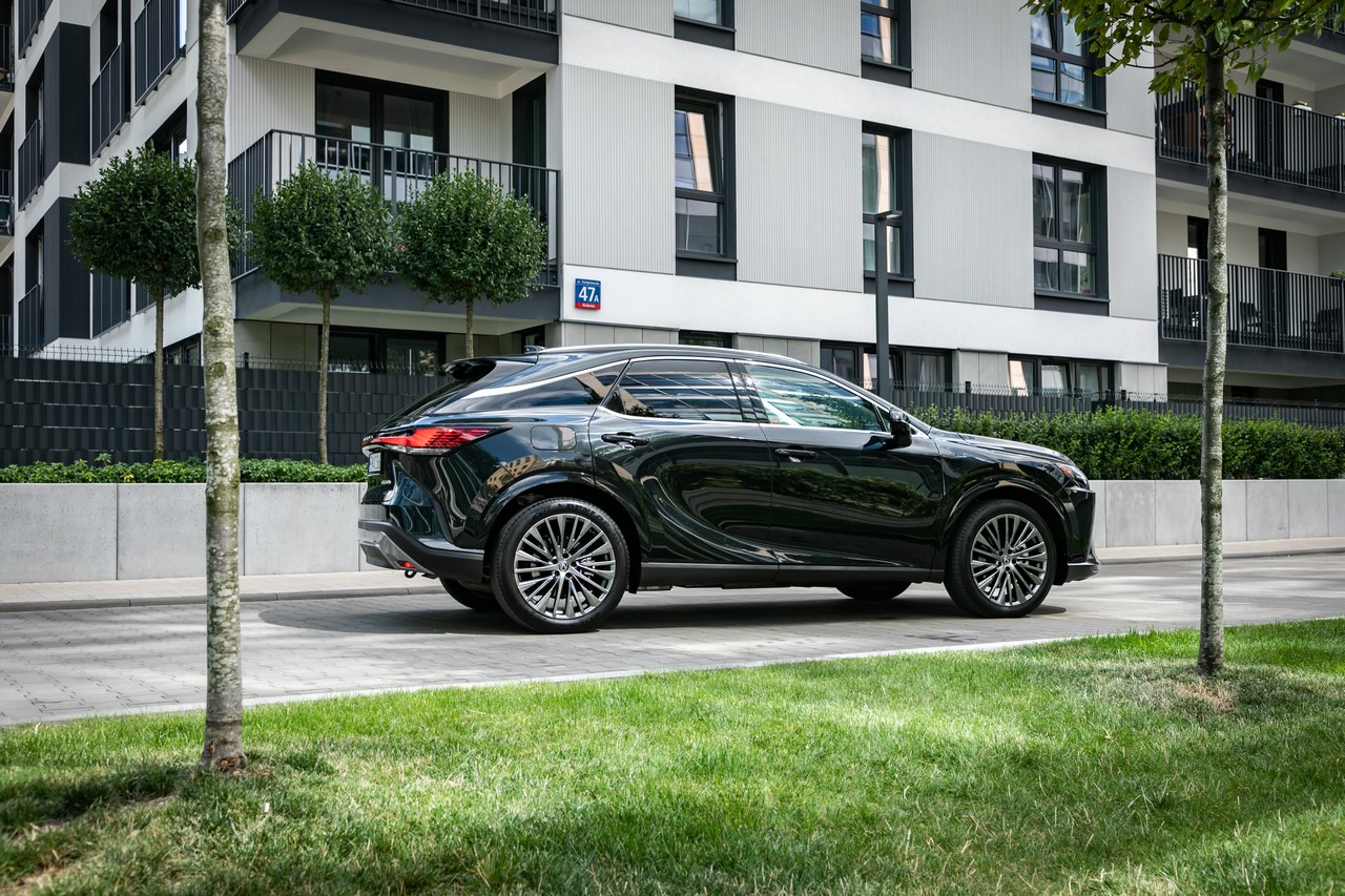 LEXUS SPRZEDAŁ GLOBALNIE JUŻ TRZY MILIONY ZELEKTRYFIKOWANYCH AUT