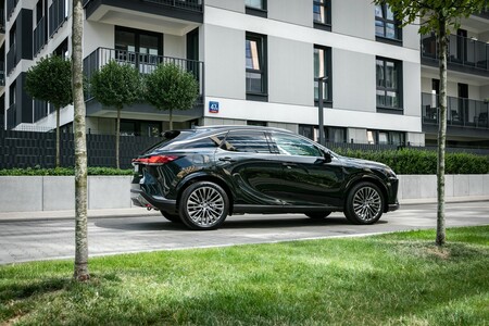 LEXUS SPRZEDAŁ GLOBALNIE JUŻ TRZY MILIONY ZELEKTRYFIKOWANYCH AUT