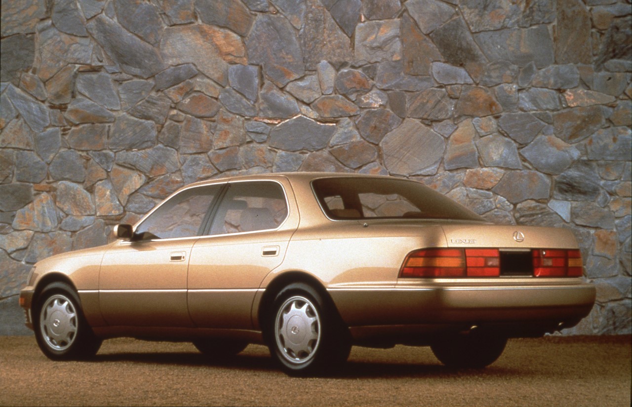 35 LAT TEMU LEXUS ROZPOCZĄŁ SPRZEDAŻ MODELU LS. PIĘĆ GENERACJI LEGENDARNEJ LIMUZYNY