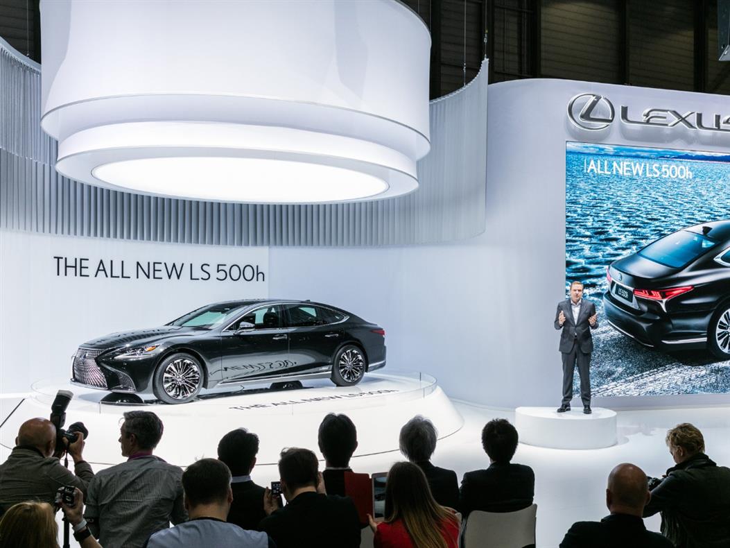 35 LAT TEMU LEXUS ROZPOCZĄŁ SPRZEDAŻ MODELU LS. PIĘĆ GENERACJI LEGENDARNEJ LIMUZYNY