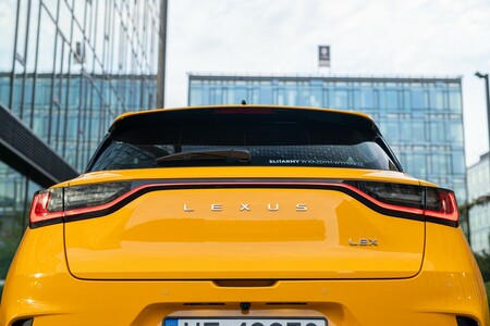 LEXUS LBX WYRÓŻNIONY W PLEBISCYCIE BEST CARS OF THE YEAR 