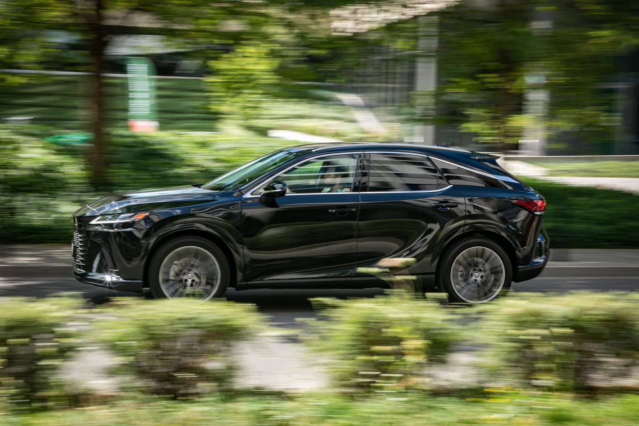 20 LAT HYBRYDY W LEXUSIE RX. KOMFORTOWY SUV Z OSZCZĘDNYM I NIEZAWODNYM NAPĘDEM