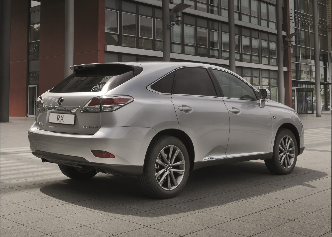 20 LAT HYBRYDY W LEXUSIE RX. KOMFORTOWY SUV Z OSZCZĘDNYM I NIEZAWODNYM NAPĘDEM